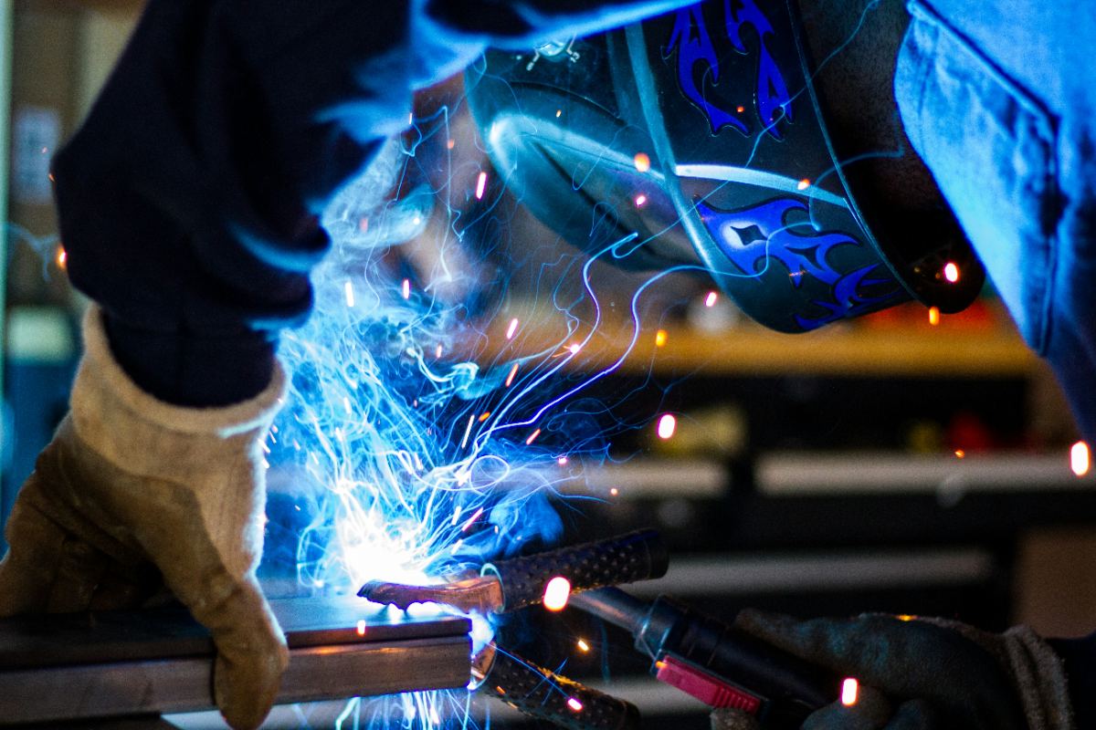 Lasser aan het werk in de werkplaats